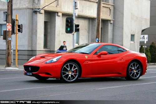Ferrari_California_-_front_left_6AE_(Richmond,_Vic,_18_July_09)