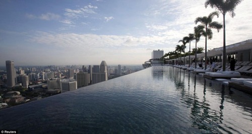 ..Infinity_Pool_55_STOREYS_Above_Ground_Opens_Singapore_Dazzling_New_£4bn_Resort3
